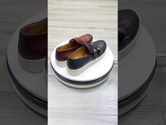 Pria tergelincir di sepatu