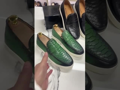 Pria tergelincir di sepatu