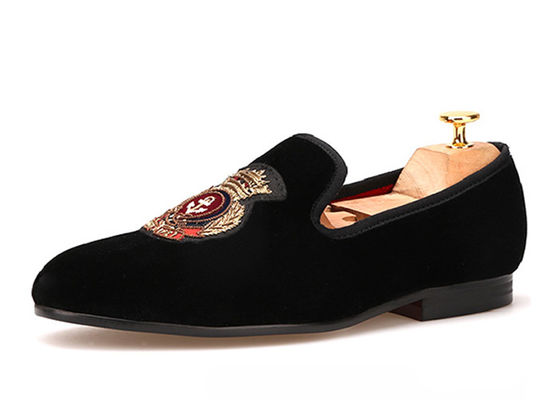 Logo bersulam Loafers beludru Gaya Royal Kemewahan Sepatu Beludru Untuk Pria