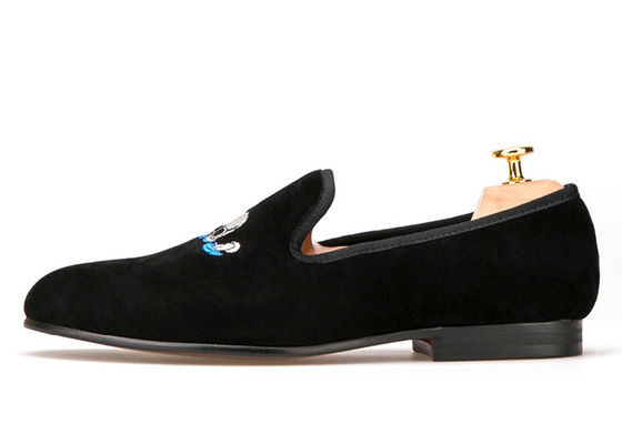 Casual Slipper Mens Velvet Loafers Dengan Dekorasi Bordir Tengkorak Khusus