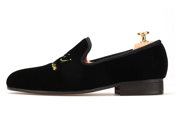 Sepatu Pria Pria Velvet Loafers Bordir OEM Flat Casual Shoes Untuk Partai
