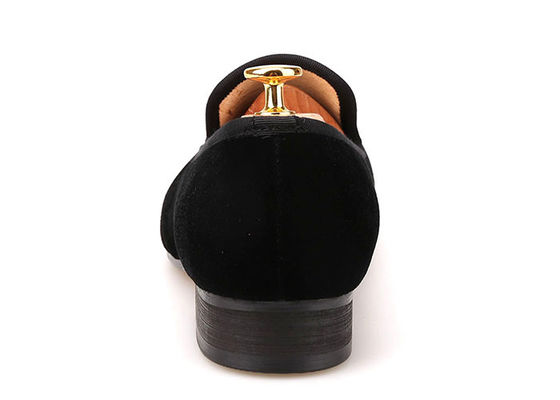 Sepatu Pria Pria Velvet Loafers Bordir OEM Flat Casual Shoes Untuk Partai