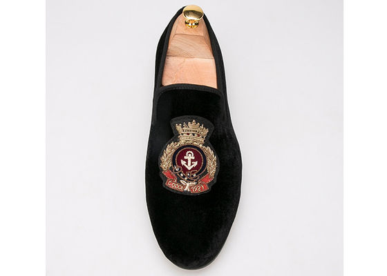 Logo bersulam Loafers beludru Gaya Royal Kemewahan Sepatu Beludru Untuk Pria