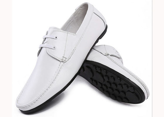 Kulit sapi putih sepatu bisnis kasual, desain asli modern pria Slip On Loafers