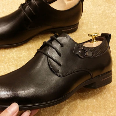 Sepatu pria kulit asli Italia untuk pernikahan, sepatu formal hitam dengan renda
