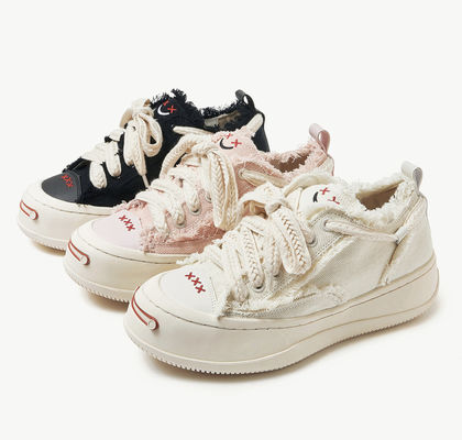 Putih / Hitam Pelatih Bernafas Wanita Canvas Sneakers Round Toe