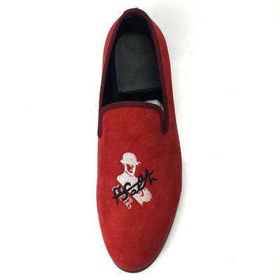 Pria merah Velvet Loafers Gaya tengkorak Custom Pria Flat Casual Sepatu Sampel Tersedia