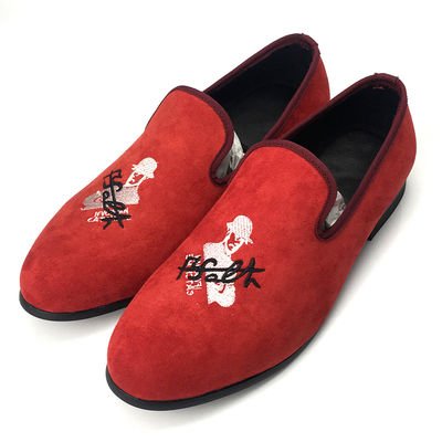 Pria merah Velvet Loafers Gaya tengkorak Custom Pria Flat Casual Sepatu Sampel Tersedia