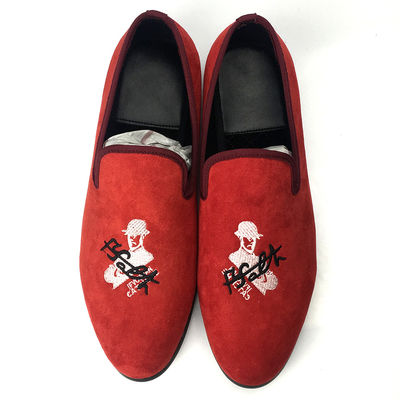 Pria merah Velvet Loafers Gaya tengkorak Custom Pria Flat Casual Sepatu Sampel Tersedia