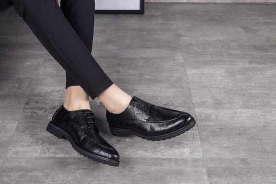Black Slip on Round Toe Men Formal Dress Sepatu Musim Semi / Musim Gugur Nyaman