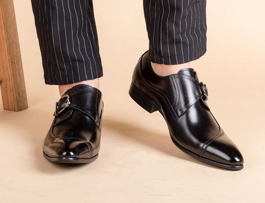 Round Toe Hitam Derby Pria Kulit Pakaian Sepatu Dengan Buckle Perjamuan Oxford