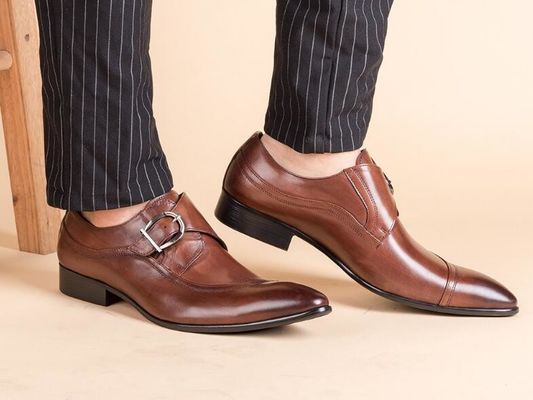 Round Toe Hitam Derby Pria Kulit Pakaian Sepatu Dengan Buckle Perjamuan Oxford