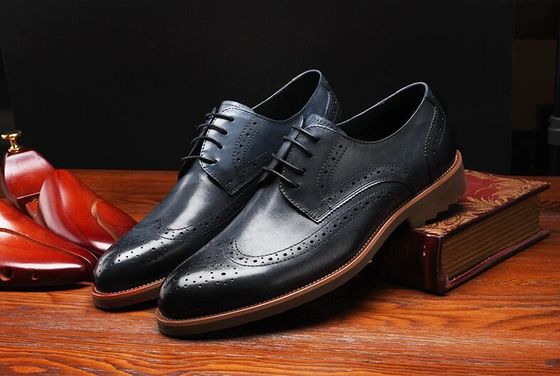 Gaya Klasik Derby Hitam Pakai Sepatu, Pria Retro Pakai Sepatu Oxford