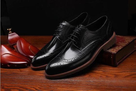 Gaya Klasik Derby Hitam Pakai Sepatu, Pria Retro Pakai Sepatu Oxford