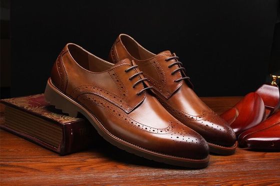 Gaya Klasik Derby Hitam Pakai Sepatu, Pria Retro Pakai Sepatu Oxford