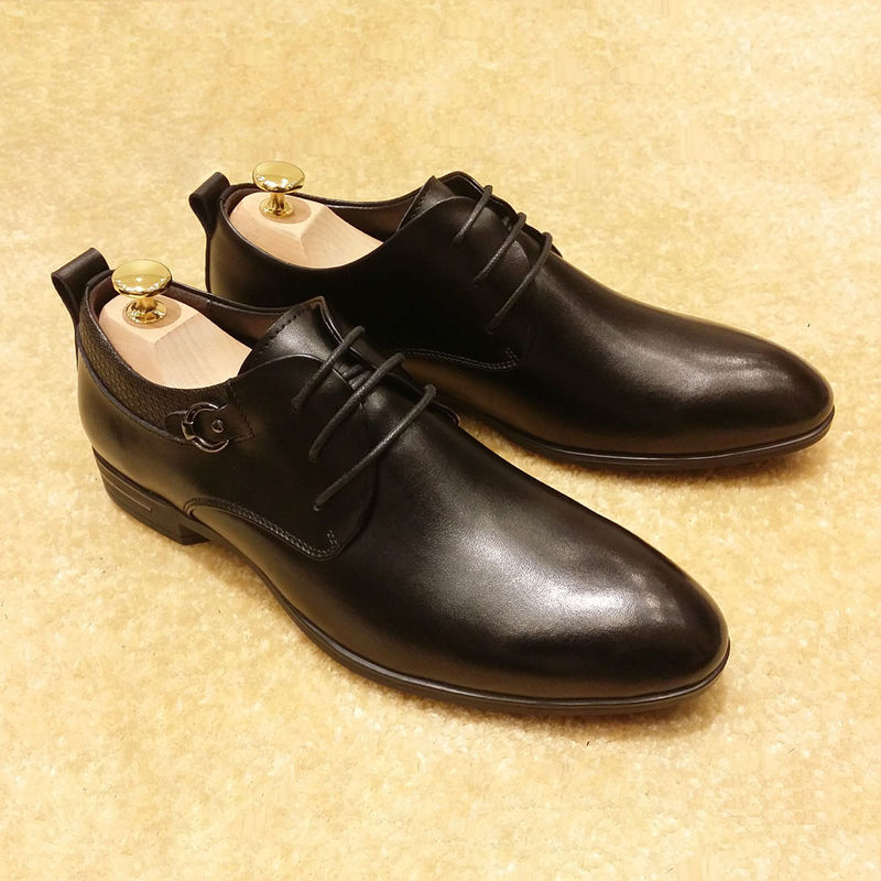 Sepatu pria kulit asli Italia untuk pernikahan, sepatu formal hitam dengan renda